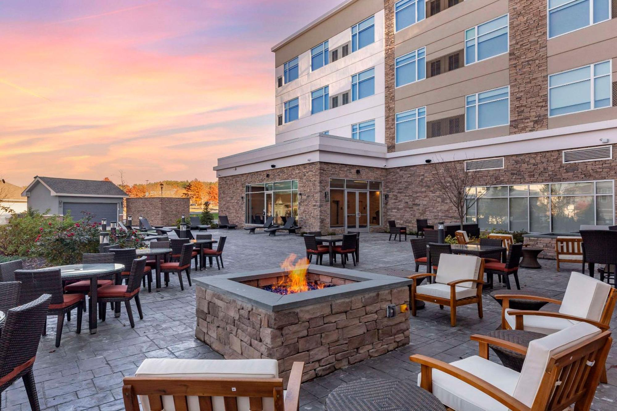 Cambria Hotel Manchester South Windsor Екстериор снимка