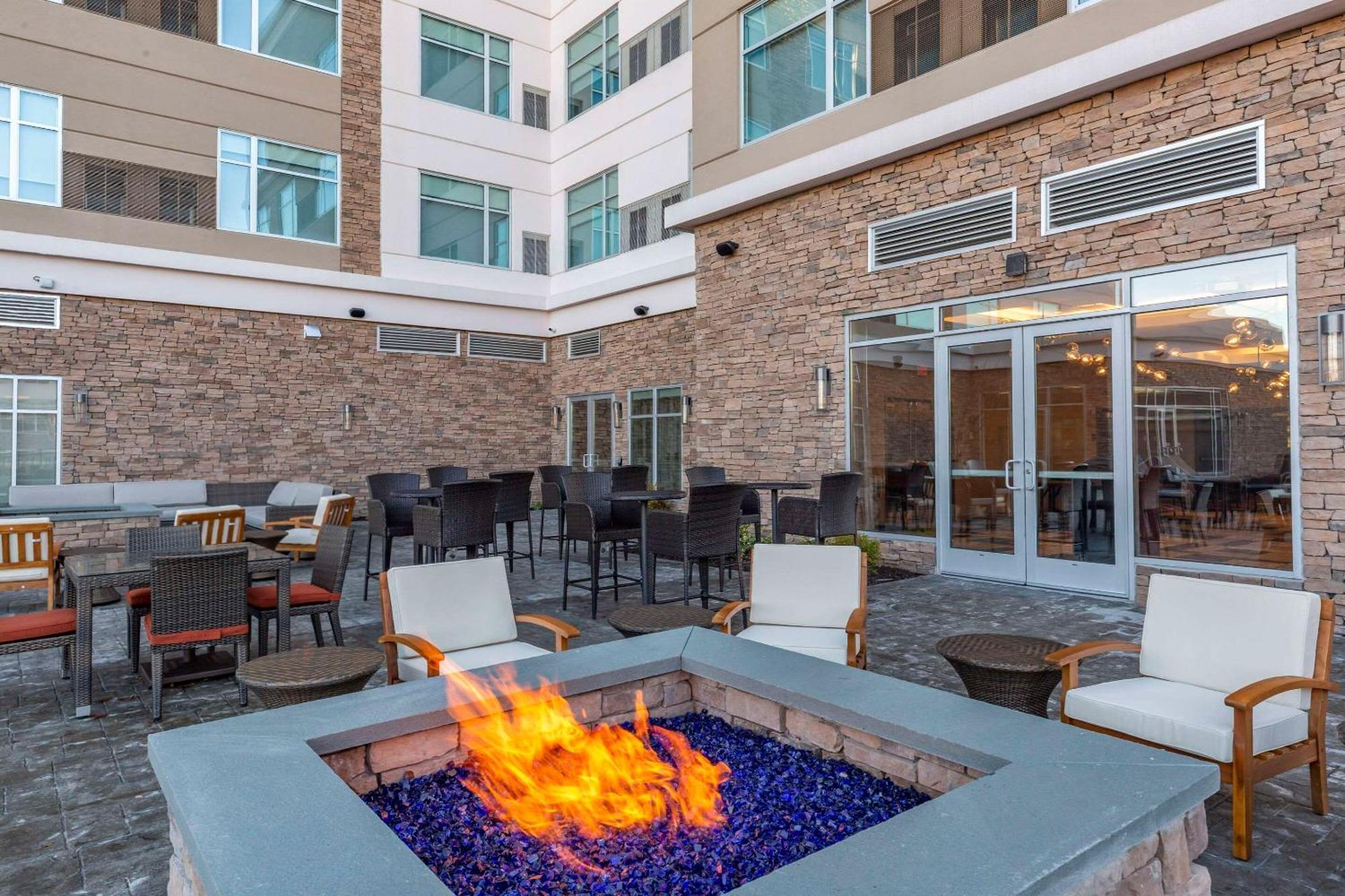 Cambria Hotel Manchester South Windsor Екстериор снимка